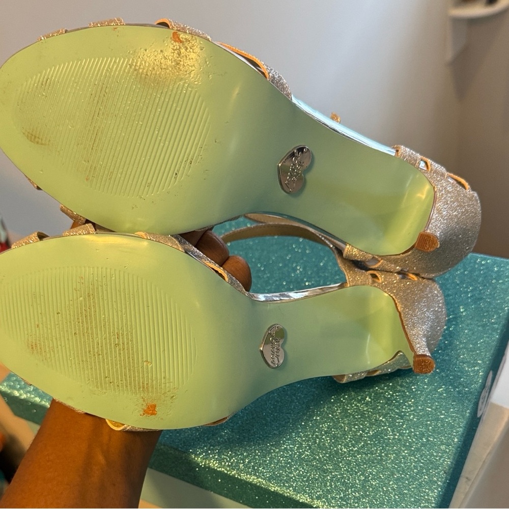 Elegant Gold Glitter Women's Heels - Picture 4 of 4